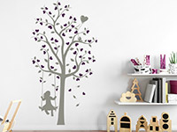 Wandtattoo Baum mit Mädchen und Herzen im Kinderzimmer