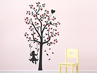 Zweifarbiges Mädchen Wandtattoo Baum mit Mädchen und Herzen auf farbiger Wandfläche