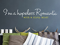 Wandtattoo Hopeless Romantic im Schlafzimmer auf dunkler Wand