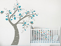 Zweifarbiges Wandtattoo Kinderbaum neben dem Babybett