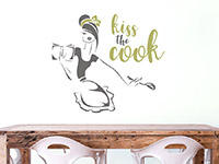 Witziges Wandtattoo Kiss the cook im Retro Stil