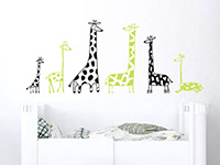 Zweifarbiges Wandtattoo Lustige Giraffen über dem Bett