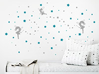 Zweifarbiges Wandtattoo Sternenhimmel mit Feen über dem Bett