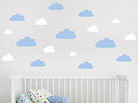 Zweifarbiges Wandtattoo Wolken Set über dem Babybett