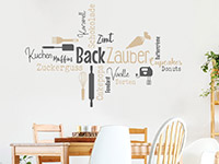 Modernes Wandtattoo Wortwolke Backzauber auf heller Wand