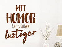 Wandtattoo Mit Humor ist vieles lustiger im Wohnzimmer