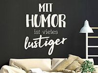 Lebensmotto Mit Humor ist vieles lustiger auf dunkler Wand