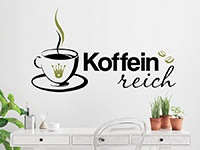 Zweifarbiges Wandtattoo Koffeinreich über dem Schreibtisch