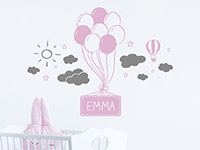 Wandtattoo Luftballons mit Wolken und Name im Kinderzimmer