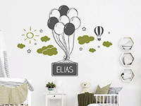 Zweifarbiges Wandtattoo Luftballons mit Wolken und Name auf heller Wand