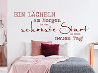 Wandtattoo Spruch Lächeln im Schlafzimmer