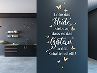 Spruch Wandtattoo Lebe das Heute stets so... auf dunkler Wand