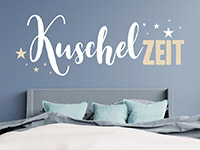 Zweifarbiges Wandtattoo Kuschelzeit auf dunkler Wand