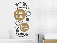 Zweifarbiges Retro Wandtattoo Bad Sprachen mit Kreisen auf heller Wand