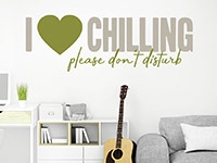 Chillout Wandtattoo I love chilling auf heller Wand