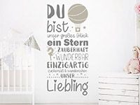 Baby Wandtattoo Du bist unser großes Glück neben dem Babybett