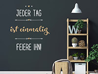 Wandtattoo Jeder Tag ist einmalig im Wohnzimmer