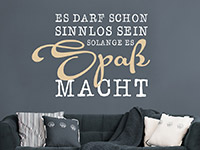 Originelles Wandtattoo Solange es Spaß macht auf dunkler Wand