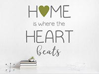 Liebes Wandtattoo Home is where the heart beats auf heller Wand