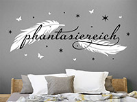 Phantasiereich als Wandtattoo auf dunkler Wand