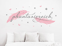 Wandtattoo Phantasiereich mit Federn im Schlafzimmer