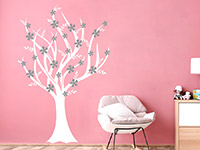 Romantischer Baum Wandtattoo in grau und weiß auf farbiger Wand