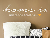 Home is where the heart is Spruch als Wandtattoo auf dunkler Wand