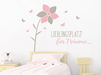 Blüten Wandtattoo Lieblingsplatz für Träume auf heller Wandfläche