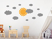 Wandtattoo Sonne mit Wolken im Kinderzimmer