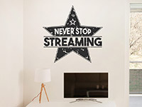 Wandtattoo Never stop streaming über dem Fernseher im Wohnbereich