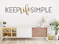 Zweifarbiges Wandtattoo Keep Life Simple auf heller Wand