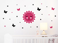 Zweifarbiges Wandtattoo Sonne Schmetterlinge Sterne über dem Babybett
