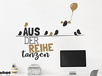 Kreatives Wandtattoo Aus der Reihe tanzen auf heller Wand