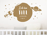 Sterne Wandtattoo Weltall mit Wunschname und Datum über dem Babybett