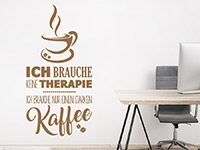 Lustiges Kaffee Wandtattoo Kaffeetherapie neben einem Schreibtisch