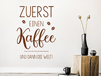 Kaffee Wandtattoo Zuerst einen Kaffee auf heller Wand