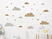 Wandtattoo Verspielte Wolken und Sterne im Kinderzimmer