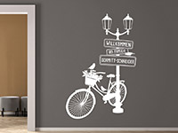 Wandtattoo Laterne mit Fahrrad und Name auf dunkler Wand