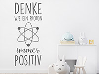 Lustiges Wandtattoo Denke wie ein Proton auf heller Wand