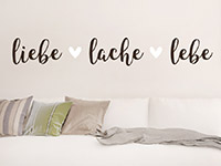 Zweifarbiges Wandtattoo Liebe Lache Lebe mit Herzen auf heller Wand