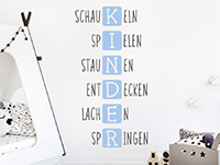 Kinder spielen Wandtattoo auf heller Wand