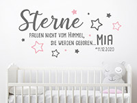 Baby Wandtattoo Sterne fallen nicht vom Himmel mit Name auf heller Wand