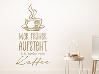 Küchen Wandtattoo Kaffee für Frühaufsteher auf heller Wandfläche