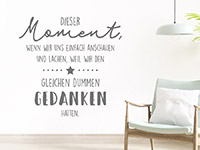 Spruch Wandtattoo Dieser Moment... im Wohnzimmer