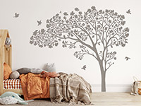 Wandtattoo Baum mit Blüten und Blättern im Kinderzimmer