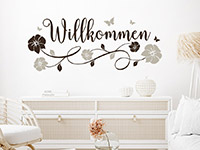 Zweifarbiges Wandtattoo Willkommen mit Blütenranke auf heller Wand
