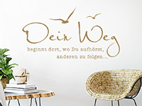 Motivierendes Wandtattoo Dein Weg beginnt dort auf heller Wand