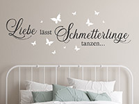 Romantisches Wandtattoo Liebe und Schmetterlinge über dem Bett