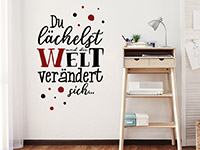 Zweifarbiges Wandtattoo Du lächelst und die Welt auf heller Wand