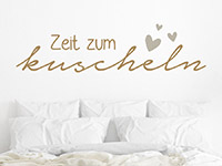 Liebes Wandtattoo Zeit zum kuscheln auf heller Wandfläche